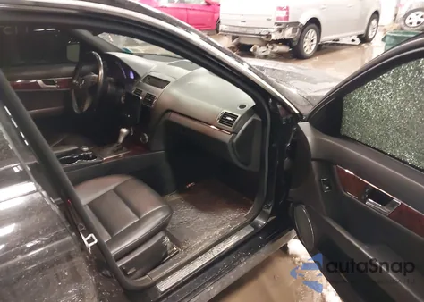 2010 Mercedes-Benz C 300 Luxury 4Matic/Sport 4Matic z USA, uszkodzony, nr VIN WDDGF8BB9AR108954